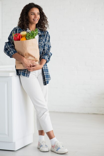 Retrato de mujer hermosa con bolsa de verduras