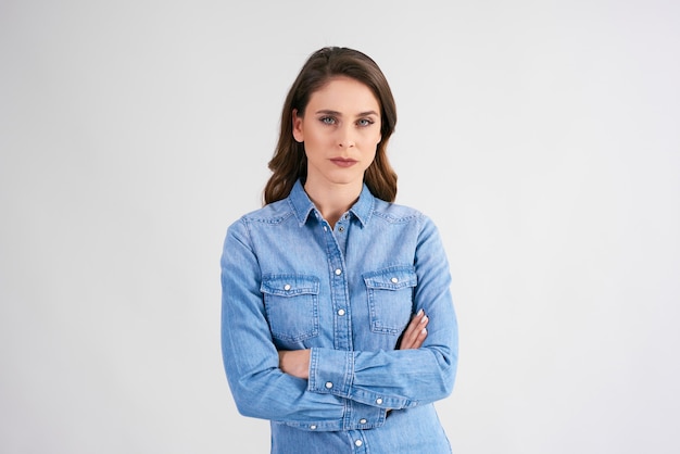 Retrato de mujer hermosa con los brazos cruzados.