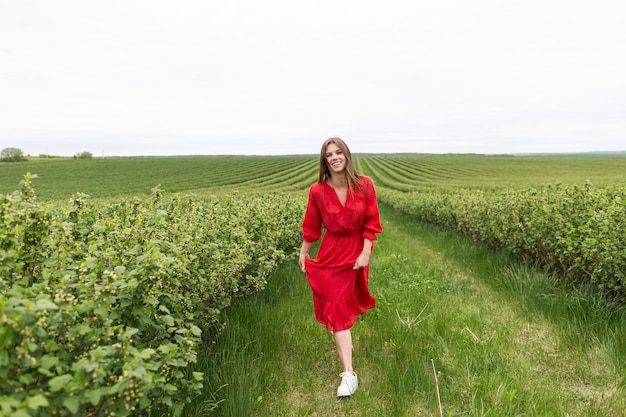 Retrato mujer hermosa caminando en campo