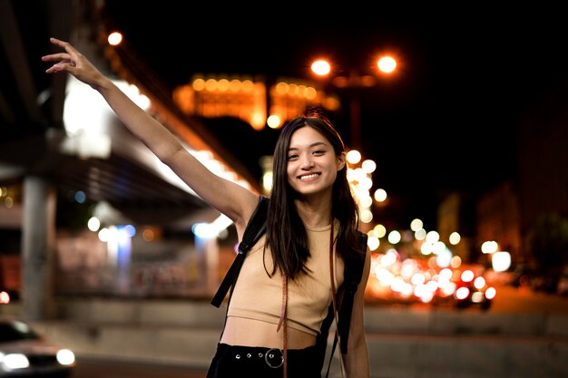 Retrato de mujer hermosa en la ciudad por la noche