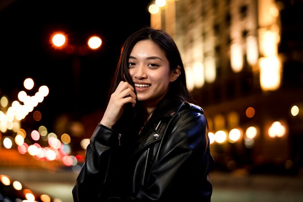 Retrato de mujer hermosa en la ciudad por la noche