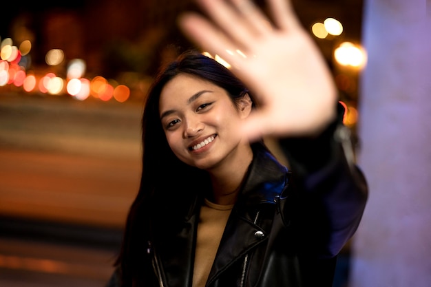 Foto gratuita retrato de mujer hermosa en la ciudad por la noche