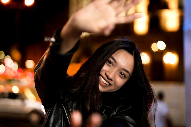 Retrato de mujer hermosa en la ciudad por la noche