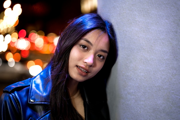 Retrato de mujer hermosa en la ciudad por la noche