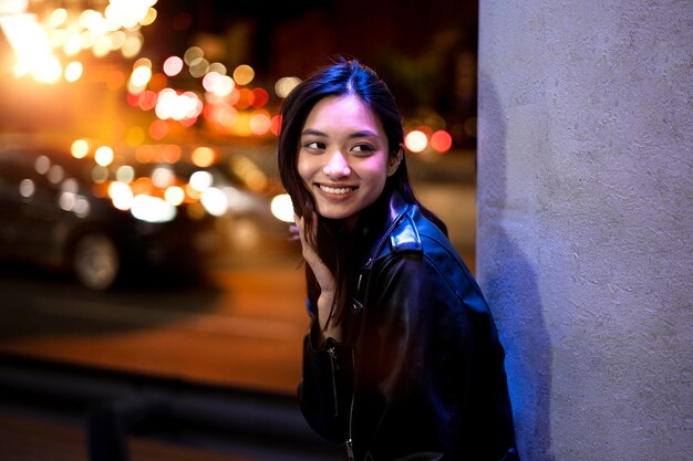 Retrato de mujer hermosa en la ciudad por la noche