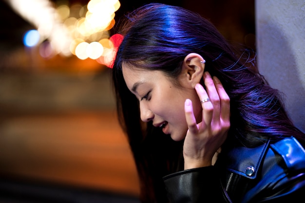 Retrato de mujer hermosa en la ciudad por la noche