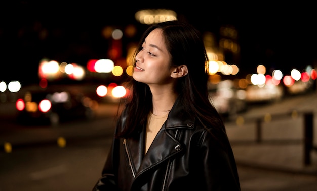 Retrato de mujer hermosa en la ciudad por la noche