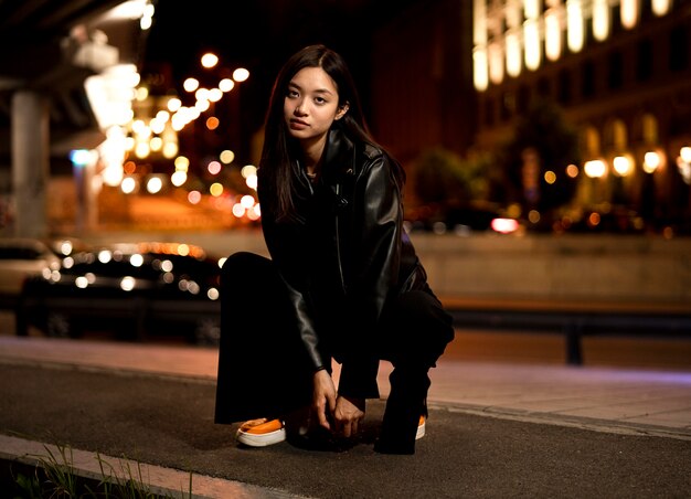 Retrato de mujer hermosa en la ciudad por la noche