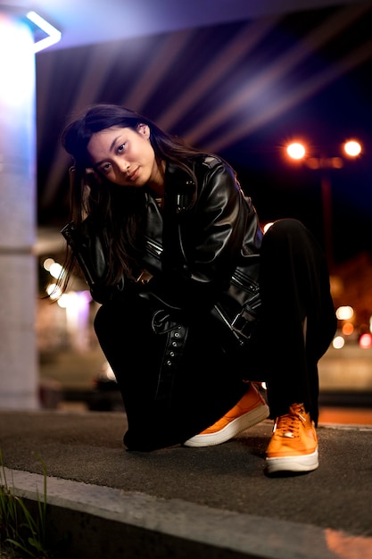 Retrato de mujer hermosa en la ciudad por la noche