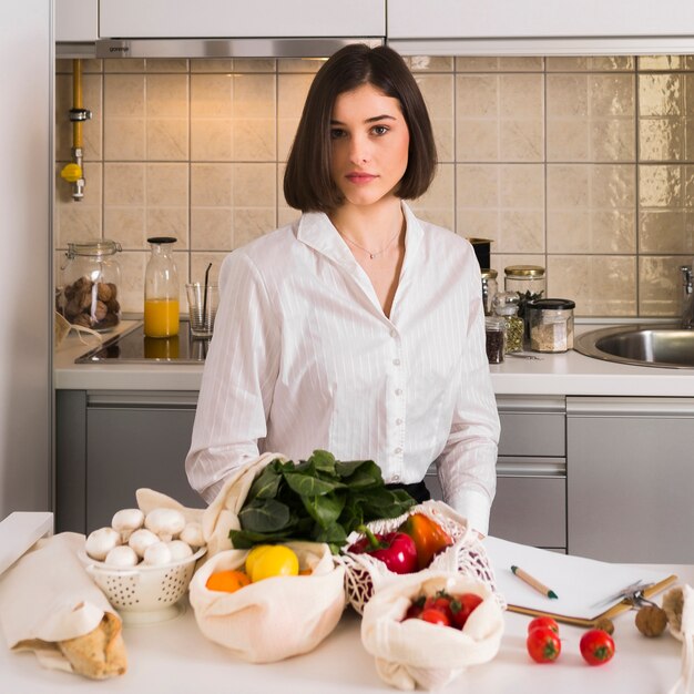 Retrato de mujer hermosa con comestibles orgánicos