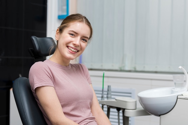 Retrato de mujer hermosa en el dentista