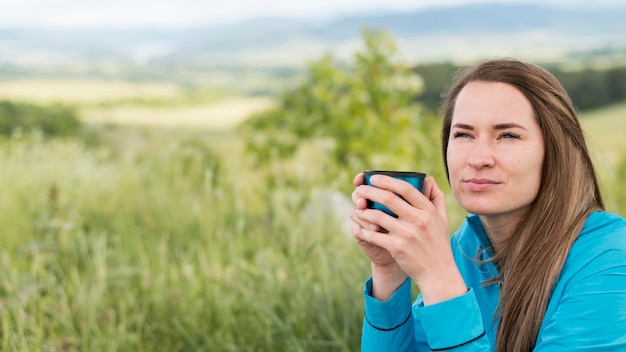 Foto gratuita retrato de mujer hermosa disfrutando de viaje