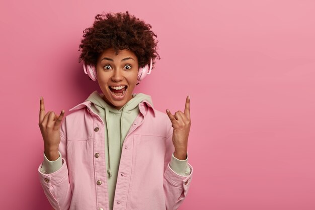 Retrato de mujer hermosa enloquece mientras escucha música rock