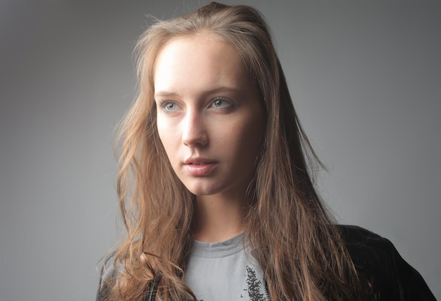 Retrato de mujer hermosa en estudio