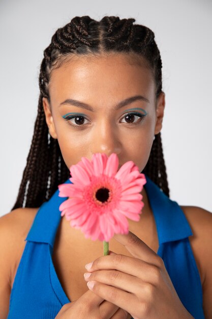 Retrato de mujer hermosa con flores de cerca