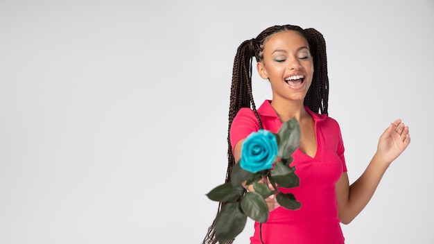 Retrato de mujer hermosa con flores de cerca