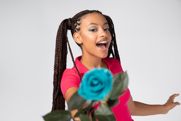 Foto gratuita retrato de mujer hermosa con flores de cerca