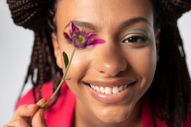 Retrato de mujer hermosa con flores de cerca