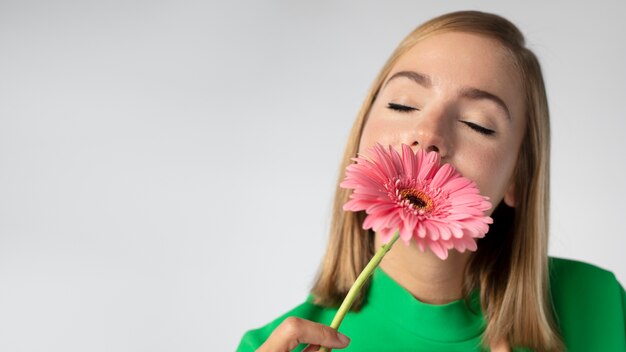 Retrato de mujer hermosa con flores de cerca