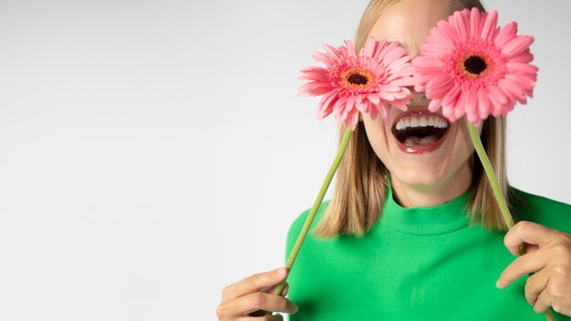 Retrato de mujer hermosa con flores de cerca