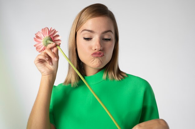 Retrato de mujer hermosa con flores de cerca