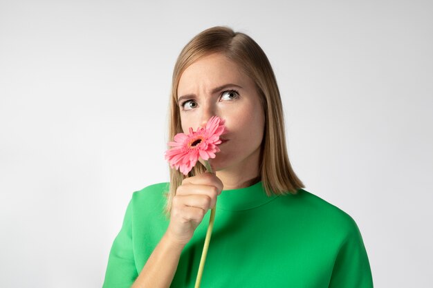 Retrato de mujer hermosa con flores de cerca