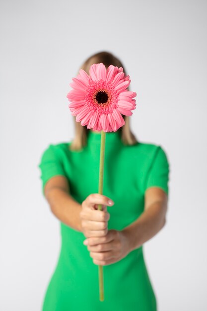 Retrato de mujer hermosa con flores de cerca