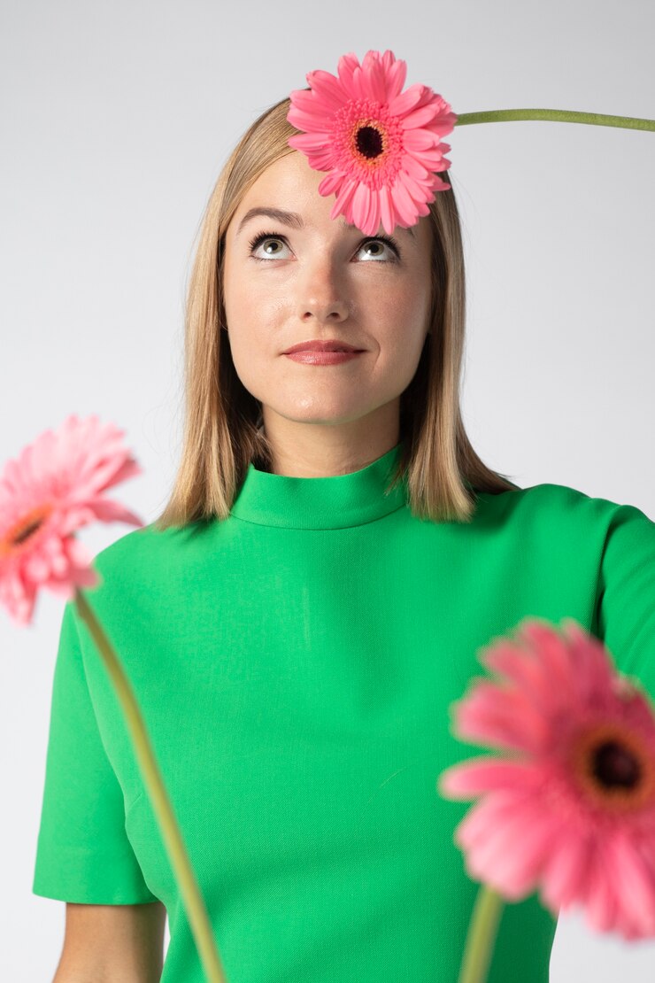 Retrato de mujer hermosa con flores de cerca
