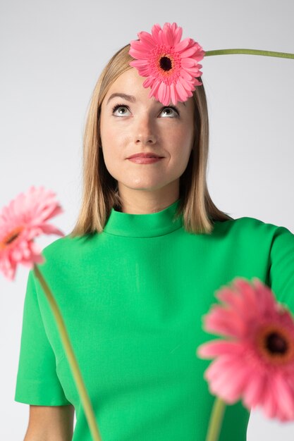 Retrato de mujer hermosa con flores de cerca