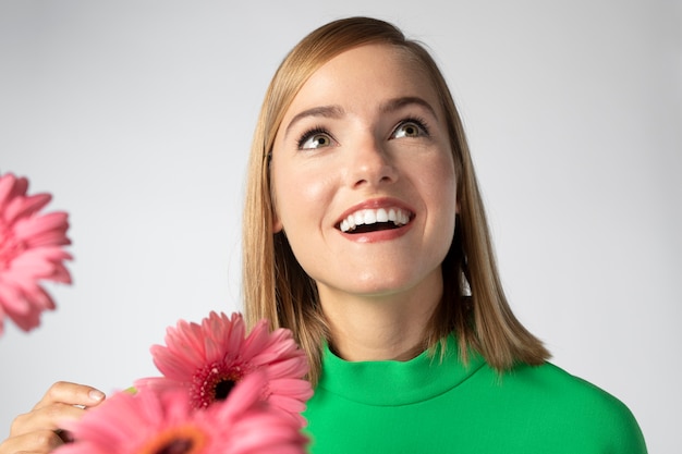 Foto gratuita retrato de mujer hermosa con flores de cerca