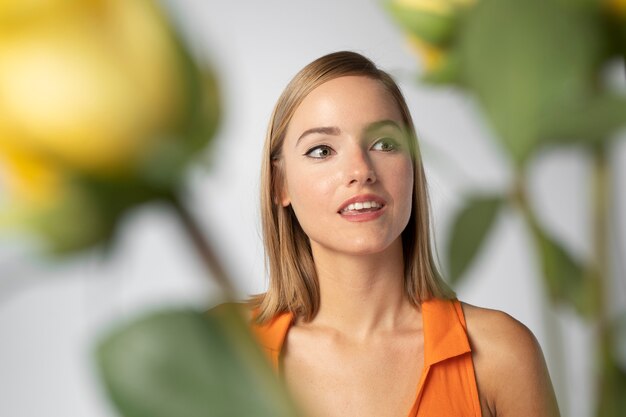 Retrato de mujer hermosa con flores de cerca