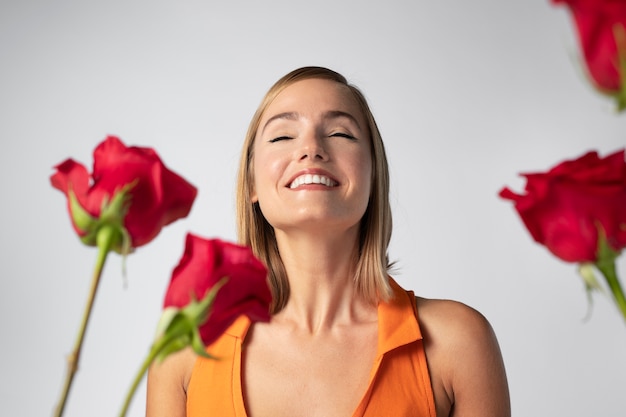 Retrato de mujer hermosa con flores de cerca