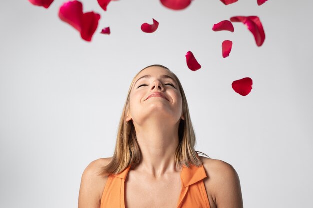 Retrato de mujer hermosa con flores de cerca