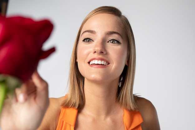 Retrato de mujer hermosa con flores de cerca