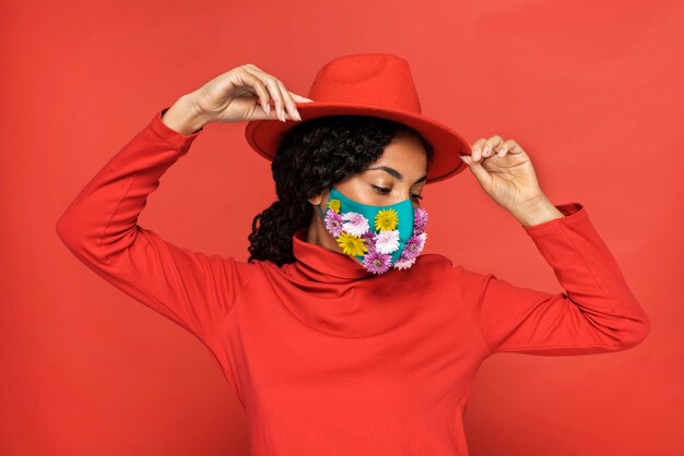 Retrato de mujer hermosa con flores en su máscara