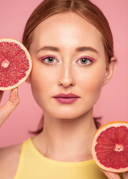 Retrato de mujer hermosa con frutas