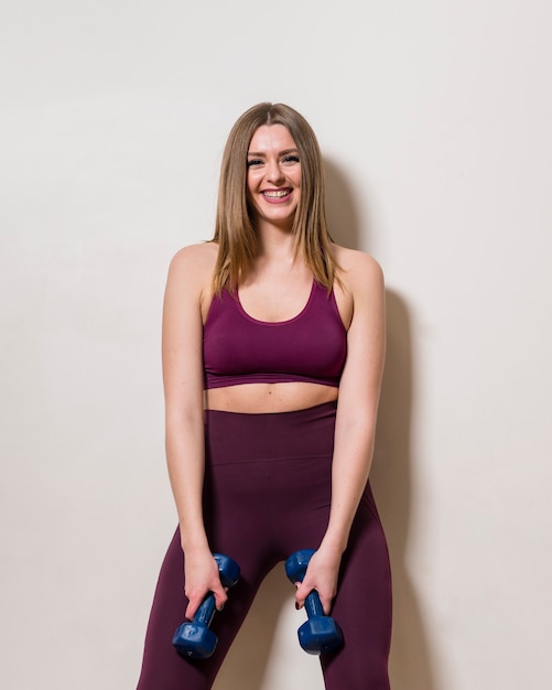 Retrato de mujer hermosa en el gimnasio