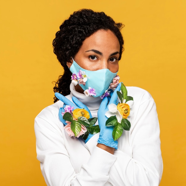 Retrato de mujer hermosa con guantes florales