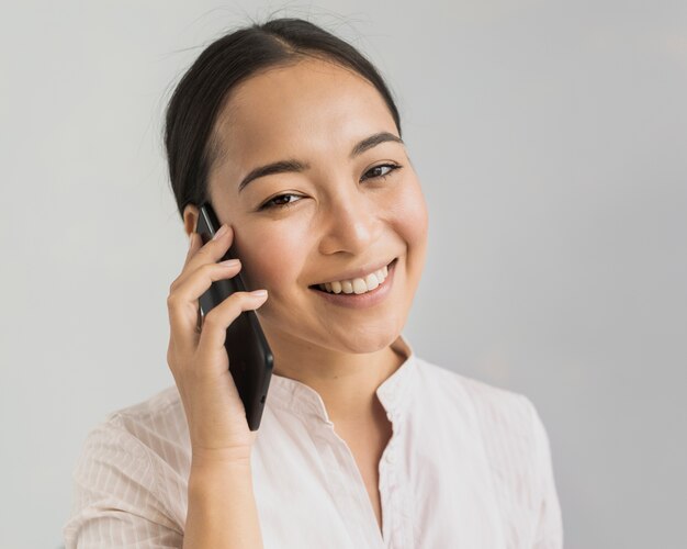 Retrato mujer hermosa hablando por teléfono