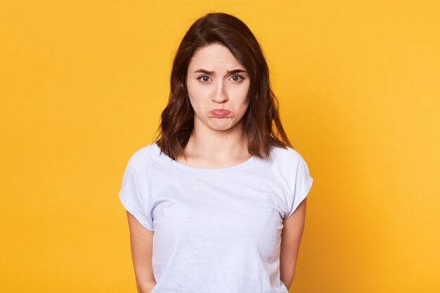 Retrato de mujer hermosa infeliz con labios curvas