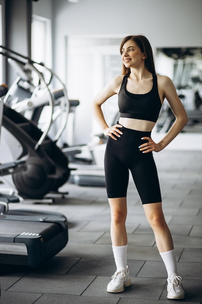 Retrato de mujer hermosa instructora en el gimnasio