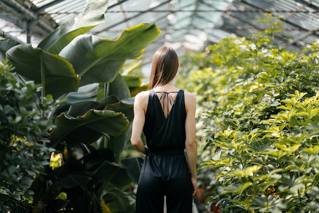 Retrato de mujer hermosa en el jardín