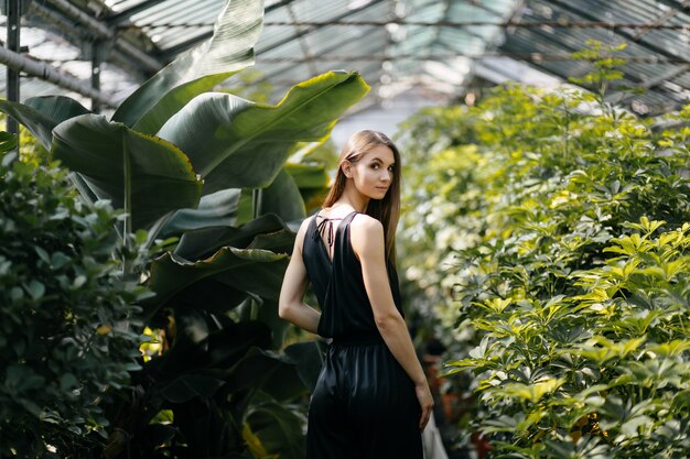 Retrato de mujer hermosa en el jardín