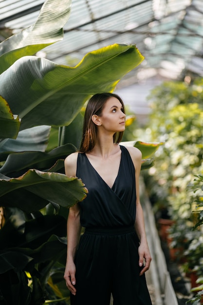 Retrato de mujer hermosa en el jardín