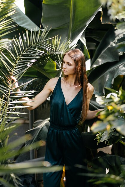 Retrato de mujer hermosa en el jardín