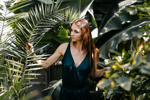 Retrato de mujer hermosa en el jardín