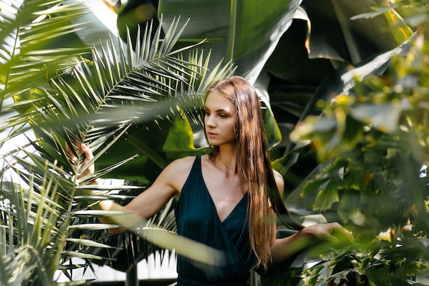 Foto gratuita retrato de mujer hermosa en el jardín