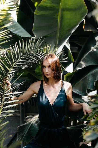 Retrato de mujer hermosa en el jardín