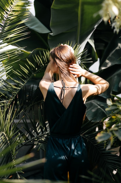 Foto gratuita retrato de mujer hermosa en el jardín