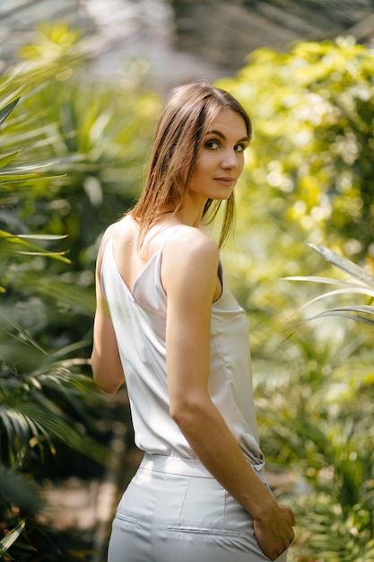 Retrato de mujer hermosa en el jardín